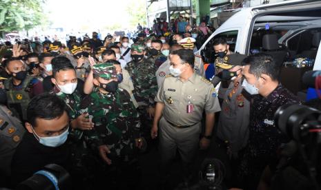 Gubernur DKI Anies Rasyid Baswedan, Pangdam Jaya Mayjen Dudung Abdurachman, dan Kapolda Metro Jaya Irjen M Fadil Imron mengunjungi Pasar Tanah Abang, Jakarta Pusat, Ahad (2/5).