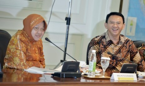 Gubernur DKI Basuki Tjahaja Punama (kanan) bersama Walikota Surabaya Tri Rismaharini (kiri) mengikuti Rapat Terbatas yang dipimpin Presiden Joko Widodo bersama Menteri Kabinet Kerja membahas Penilaian Standar Bisnis di Kantor Presiden, Jakarta, Senin (9/5)