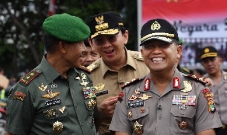 Gubernur DKI Basuki Tjahaja Purnama alias Ahok (tengah).