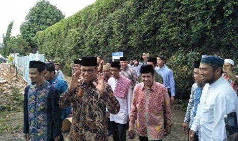 Gubernur DKI Jakarta, Anies Baswedan (baju batik cokelat) menghadiri peletakan batu pertama pembangunan Gedung Dakwah Hidayatullah dan Masjid Abdul Karim, di Jalan Cipinang Cempedak I, Jakarta Timur, Sabtu (3/2). 