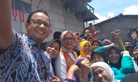 Gubernur DKI Jakarta Anies Baswedan berfoto bersama para kader juru pemantau jentik (jumantik) Kelurahan Lenteng Agung, Kecamatan Jagakarsa, Jakarta Selatan, Ahad (3/2). 