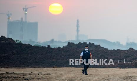 Gubernur DKI Jakarta Anies Baswedan berjalan di area pemakaman khusus Covid-19 di TPU Rorotan, Cilincing, Jakarta Utara. (ilustrasi)