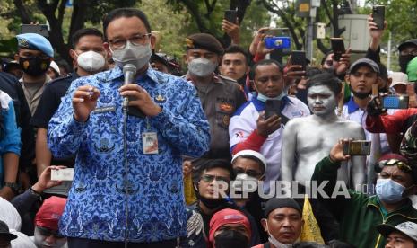 Gubernur DKI Jakarta Anies Baswedan berorasi saat menemui buruh yang berunjuk rasa menolak besaran kenaikan Upah Minimum Provinsi (UMP) di depan Balai Kota DKI Jakarta, Senin (29/22/2021). Anies Baswedan pada kesempatan tersebut mengatakan formula penetapan UMP yang tertuang dalam Peraturan Pemerintah (PP) Nomor 36 Tahun 2021 tentang Pengupahan tidak cocok diterapkan di Jakarta. 