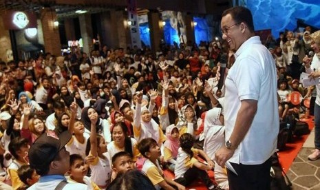 Gubernur DKI Jakarta Anies Baswedan bersama anak-anak.