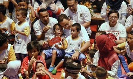 Gubernur DKI Jakarta Anies Baswedan bersama anak-anak.