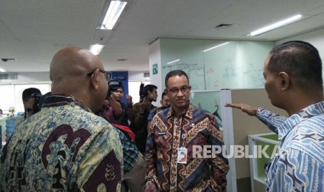 Gubernur DKI Jakarta, Anies Baswedan bersama Direktur Utama PT Mass Rapid Transit (MRT) William Sabandar (kiri) dan Direktur Operasi dan Pemeliharaan PT MRT, Agung Wicaksono (kanan), saat kunjungan ke kantor PT MRT, Wisma Nusantara lantai 21. Kamis (25/1). 