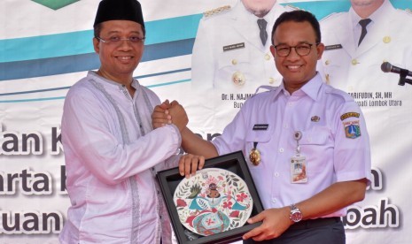 Gubernur DKI Jakarta Anies Baswedan bersama Gubernur NTB Zulkieflimansyah dalam penyerahan bantuan dari Pemprov DKI Jakarta di Lombok Utara, NTB, Jumat (4/1).