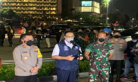 Gubernur DKI Jakarta, Anies Baswedan, bersama Kapolda Metro Jaya, Fadil Imran dan Pangdam Jaya Mayjen TNI Mulyo memantau penerapan crowd free night (CFN) di kawasan Bundaran HI, Jakarta Pusat, Sabtu (1/1). 