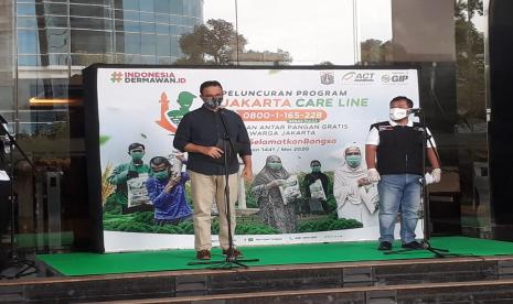 Gubernur DKI Jakarta, Anies Baswedan bersama Ketua Dewan Pembina ACT, Ahyudin meluncurkan program Jakarta Care Line di Menara 165, Jakarta Selatan, Sabtu (2/5). 