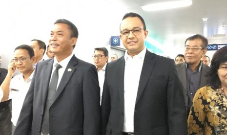 Anies Baswedan saat masih menjabat gubernur DKI Jakarta (kanan) bersama Ketua DPRD DKI Jakarta Prasetyo Edi Marsudi.