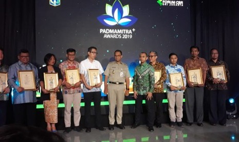 Gubernur DKI Jakarta Anies Baswedan bersama para penerima Padmamitra+ Award.