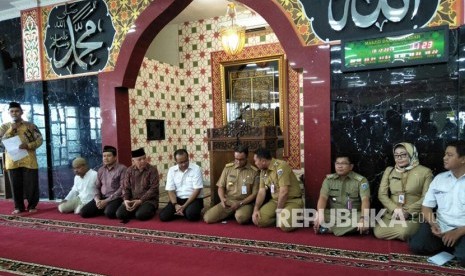 Gubernur DKI Jakarta, Anies Baswedan bersama Wakil Wali Kota Jakarta Selatan, Arifin (kanan) dan Direktur PD Pasar Jaya Arief Nasrudin (kiri) ketika menghadiri peresmian Masjid Darussa'adah di Pasar Mayestik, Kebayoran Baru, Jakarta Selatan, Selasa (19/12).