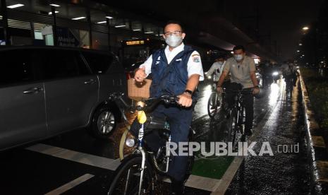 Gubernur DKI Jakarta Anies Baswedan bersepeda usai pulang kantor saat melintas di Jalan Sisingamangaraja, Jakarta, Rabu (2/6/2021). Kegiatan tersebut dalam rangka menyambut Hari Sepeda Sedunia yang diperingati tiap tanggal 3 Juni. 