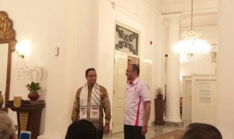 Gubernur DKI Jakarta Anies Baswedan dan Presidium Medical Emergency Rescue Committee (MER-C) Dokter Sarbini Abdul Murad melepas tim pembangunan tahap 2 rumah sakit Indonesia di Jalur Gaza, Palestina di Balaikota, Jakarta Pusat, Jumat (22/2).