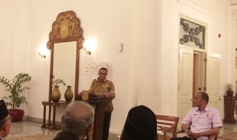 Gubernur DKI Jakarta Anies Baswedan dan Presidium Medical Emergency Rescue Committee (MER-C) Dokter Sarbini Abdul Murad melepas tim pembangunan tahap 2 rumah sakit Indonesia di Jalur Gaza, Palestina di Balaikota, Jakarta Pusat, Jumat (22/2).