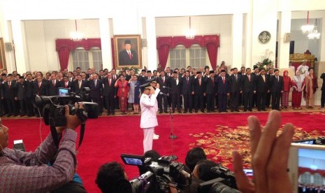 Gubernur DKI Jakarta, Anies Baswedan dan Wakil Gubernur DKI Jakarta, Sandiaga Uno saat mengikuti prosesi pelantikan di Istana Negara, Jakarta, Senin (16/10).