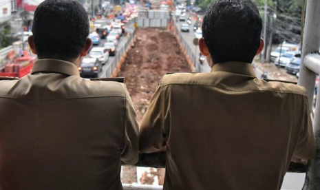 Gubernur DKI Jakarta Anies Baswedan dan Wakil Gubernur Jakarta, Sandiaga Uno sedang melihat proyek pembangunan underpass Kuningan-Mampang, Jakarta.