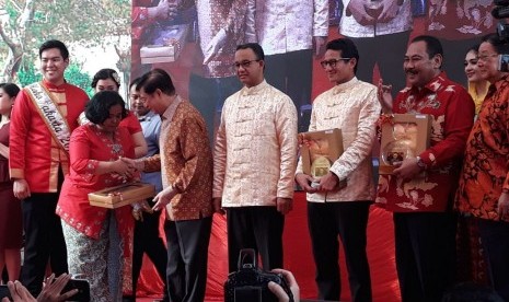 Gubernur DKI Jakarta Anies Baswedan dan Wakil Gubernur Sandiaga Uno menghadiri perayaan Festival Cap Go Meh di kawasan Pecinan Jalan Pancoran Mangga Besar, Glodok, Jakarta Barat, Sabtu (3/2).