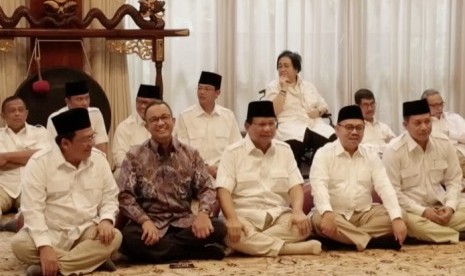 Gubernur DKI Jakarta Anies Baswedan (Depan, kedua kiri)