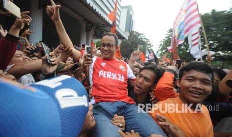 Gubernur DKI Jakarta Anies Baswedan diarak oleh the jak mania di halaman Balaikota DKI Jakarta, Ahad (18/2). 