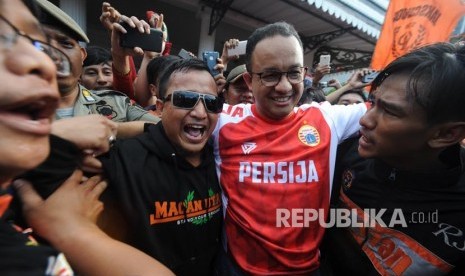 Gubernur DKI Jakarta Anies Baswedan diarak oleh the jak mania di halaman Balaikota DKI Jakarta, Ahad (18/2). 