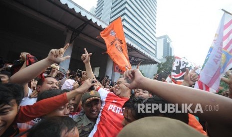 Gubernur DKI Jakarta Anies Baswedan diarak oleh the jak mania di halaman Balaikota DKI Jakarta, Ahad (18/2). 