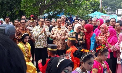 Gubernur DKI Jakarta, Anies Baswedan didampingi Istrinya Fery Farhati langsung disambut tarian khas suku Bugis, Indologo saat tiba di Pulau Pramuka, Kabupaten Kepulauan Seribu, Sabtu (11/11). 