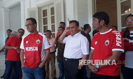  Gubernur DKI Jakarta Anies Baswedan didampingi Sekda Saefullah dan Wakil Ketua DPRD Abraham Lunggana bersiap menyambut rombongan Persija di Balai Kota, Ahad (18/2). 