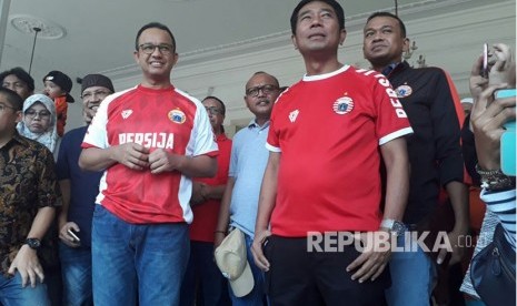  Gubernur DKI Jakarta Anies Baswedan didampingi Sekda Saefullah dan Wakil Ketua DPRD Abraham Lunggana bersiap menyambut rombongan Persija di Balai Kota, Ahad (18/2). 