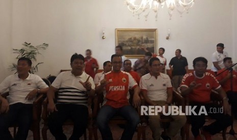 Gubernur DKI Jakarta Anies Baswedan didampingi Wakil Gubernur Sandiaga Uno dan Wakil Ketua DPRD Abraham Lunggana saat menyambut rombongan Persija di Balai Kota Jakarta Pusat, Ahad (18/2). 