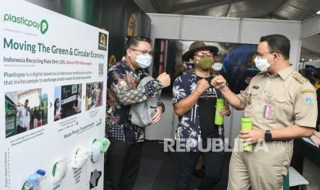 Gubernur DKI Jakarta Anies Baswedan (kanan) berbincang dengan Direktur PT Bina Karya Prima Jeffry Riadi (kiri) dan musisi Nugie (tengah) di stand pameran hasil kreasi limbah daur ulang Tropical pada peringatan Hari Sampah Nasional di TPST Bantargebang, Bekasi, Jawa Barat, Senin (21/2/2022). PT Bina Karya Prima memberikan bantuan 50 tempat sampah kepada Pemprov DKI Jakarta untuk membantu penanganan sampah daur ulang menjadi barang yang bermanfaat serta bermakna.