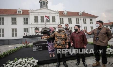 Gubernur DKI Jakarta Anies Baswedan (kedua kiri) berbincang dengan Menteri BUMN Erick Thohir (kedua kanan), Menteri Pariwisata dan Ekonomi Kreatif Sandiaga Uno (kanan), Direktur Utama PT Jakarta Tourisindo Novita Dewi (kiri), dan Direktur Utama PT Pengembangan Pariwisata Indonesia Abdulbar M Mansoer (ketiga kiri) seusai penandatanganan perjanjian pokok tentang pembentukan perusahaan patungan pengelola kawasan Kota Tua di halaman Museum Fatahillah, Jakarta, Rabu (28/4/2021). Kolaborasi ini bertujuan untuk membangkitkan kawasan Kota Tua-Sunda Kelapa menjadi destinasi wisata kelas dunia.