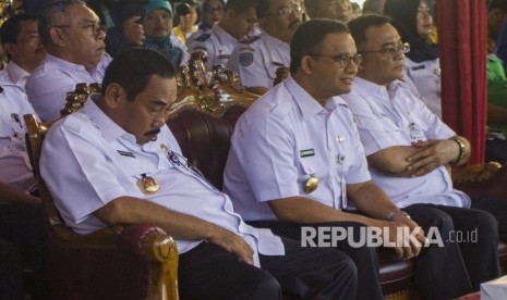 Gubernur DKI Jakarta Anies Baswedan (kedua kiri) bersama Wali Kota Jakarta Barat Anas Effendi (kiri) 