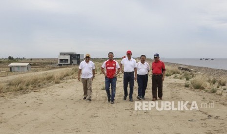 Gubernur DKI Jakarta Anies Baswedan (kedua kiri) didampingi Dirut Jakpro Dwi Wahyu Daryoto (kiri), Sekjen Dewan Ketahanan Nasional Letjen Doni Monardo (tengah), Sekda DKI Jakarta Saefullah (kedua kanan) dan Wali Kota Jakarta Utara Syamsuddin Lologau (kanan) meninjau area pembangunan jalur Jalan Sehat dan Sepeda Santai (Jalasena) di kawasan Pantai Kita dan Pantai Maju, Jakarta, Ahad (23/12/2018). 