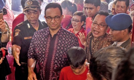 Gubernur DKI Jakarta Anies Baswedan (kedua kiri) mengunjungi Vihara Dharma Bhakti, Petak Sembilan, Jakarta, Selasa (5/2/2019).