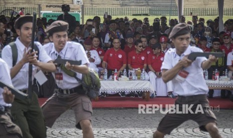 Gubernur DKI Jakarta Anies Baswedan (kedua kiri), Wakil Gubernur DKI Jakarta Sandiaga Uno (kedua kanan), dan Wakil Ketua DPRD DKI Jakarta Mohamad Taufik (kanan) menghadiri Kirab Kebangsaan, di kompleks Monumen Nasional (Monas), Gambir, Jakarta, Ahad (26/11). 