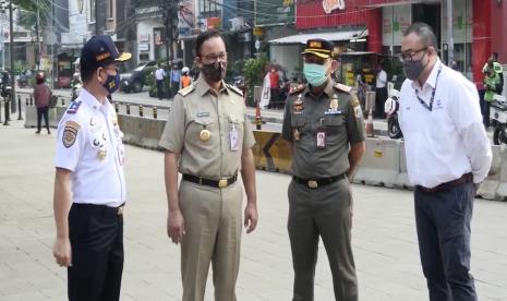 Gubernur DKI Jakarta, Anies Baswedan (kedua kiri)