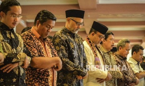 Gubernur DKI Jakarta Anies Baswedan (keempat kanan) dan Dubes Inggris untuk Indonesia Moazzam Malik (ketiga kiri) beserta jamaah lainnya melaksanakan Salat Jumat di Masjid Fatahillah, kompleks Balai Kota DKI Jakarta, Jumat (26/10/2018).