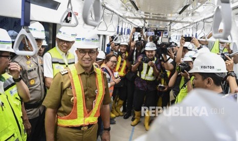 Gubernur DKI Jakarta Anies Baswedan (ketiga kiri) meninjau kereta Mass Rapid Transit (MRT) Jakarta rute Bundaran HI-Lebak Bulus di Stasiun Bundaran HI, Jakarta, Senin (10/12/2018).