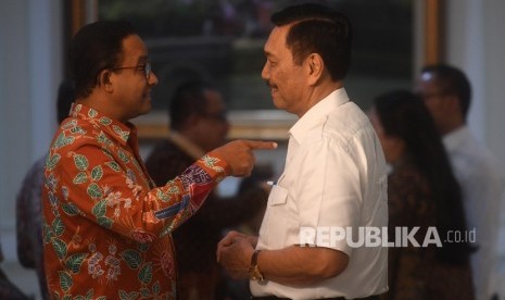 Gubernur DKI Jakarta Anies Baswedan (kiri) berbincang dengan Menko Kemaritiman Luhut Pandjaitan (kanan). (ilustrasi)