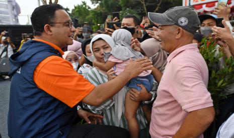 Gubernur DKI Jakarta Anies Baswedan (kiri) berdialog dengan sejumlah warga usai membuka Festival Batavia Kota Tua di Jakarta, Jumat (26/8/2022). Dalam simulasi pilpres, Anies dipasangkan dengan Prabowo atau Puan selalu unggul.