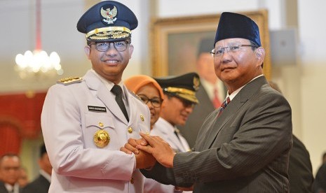 Gubernur DKI Jakarta Anies Baswedan (kiri) berjabat tangan dengan Ketua Umum Partai Gerindra Prabowo Subianto (kanan) .