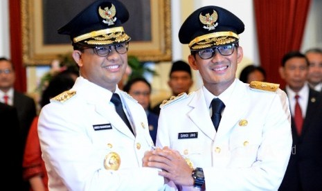  Gubernur DKI Jakarta Anies Baswedan (kiri) bersama Wagub DKI Jakarta Sandiaga Uno sebelum Upacara Pelantikan Gubernur DKI Jakarta oleh Presiden Joko Widodo di Istana Negara, Jakarta, Senin (16/10).