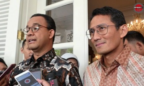 Gubernur DKI Jakarta Anies Baswedan (kiri) dan Wakilnya, Sandiaga Uno (kanan)