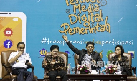 Direktur Jenderal Penyelenggaraan Pos dan Informatika Kominfo Ahmad M.Ramli (kedua kiri)