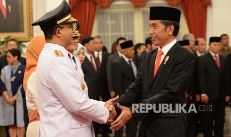 Gubernur DKI Jakarta Anies Baswedan (kiri) dan Presiden Joko Widodo (kanan)