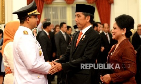 Gubernur DKI Jakarta Anies Baswedan (kiri) menerima ucapan selamat dari Presiden Joko Widodo usai Upacara Pelantikan Gubernur DKI Jakarta di Istana Negara, Jakarta, Senin (16/10). 