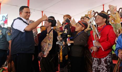 Gubernur DKI Jakarta Anies Baswedan (kiri) menyapa sejumlah dalang cilik saat membuka Festival Dalang Anak tingkat Nasional ke-15 di Plaza Taman Fatahillah, Kota Tua, Jakarta, Kamis (22/9/2022). Festival tersebut menampilkan peserta dalang anak berusia 8-15 tahun dari sembilan provinsi yang diselenggarakan pada tanggal 22-24 September 2022. 