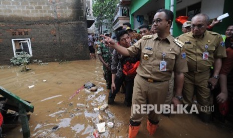 Gubernur DKI Jakarta Anies Baswedan melakukan kunjungan ke wilayah yang terkena banjir di Gang Arus, Cawang, Jakarta Timur, Selasa (6/2).