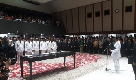 Gubernur DKI Jakarta Anies Baswedan melantik lima wali kota administrasi dan bupati Kepulauan Seribu serta beberapa pejabat eselon II di Balai Kota, Kamis (5/7).